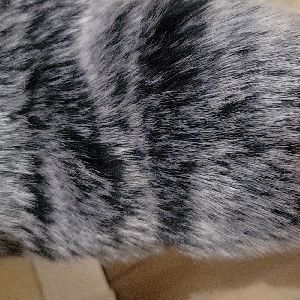 Fashion Brand. Stylish Faux Fur Cropped Women's Coat- Black and Gray. Size Small - Picture 7 of 14